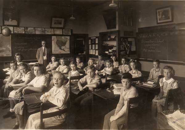 picture of Germanntown State Graded School, 1943-1944, Grades 5-8; shared by Dave and Vicki (Czarnecki) Briscoe