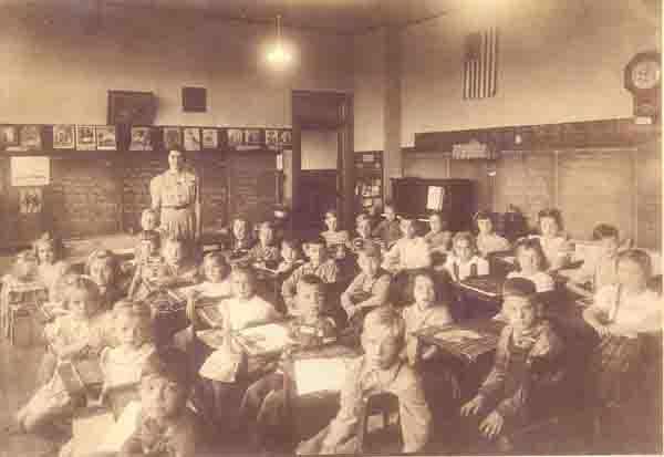 picture of Germantown State Graded School, School Year 1944-1945, Grades 1-4; shared by John and Sharon (Brandenburg) Oellerich