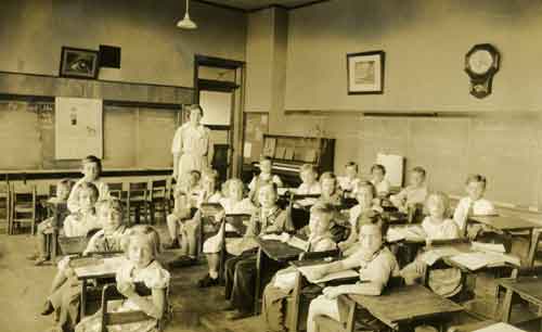 picture of Germantown State Graded School, c: 1937-1938, Grades 1-4; shared by Esther (Holl) Schowalter