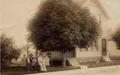 picture of John and Eva (Beuscher) Beck, c:1904; shared by John and Sharon (Brandenburg) Oellerich