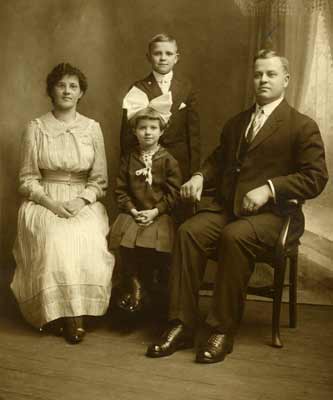 picture of Joseph John and Anna (Ott) Siegl Family, 1918; shared by Monica Schulteis