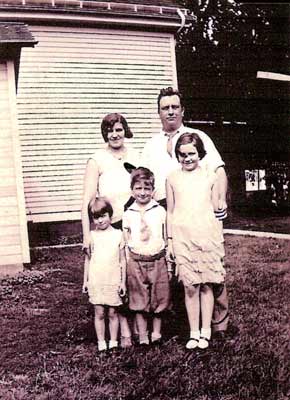 picture of Aaron and Odelia (Hauser) Walterlin Family, c: 1918; shared by Shirley (Wandschneider) Walterlin